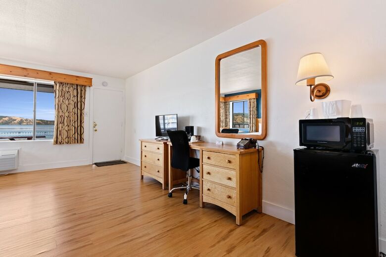 Hotel Skylark Shores Resort