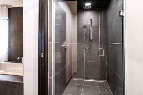 Clarion Hotel & Suites