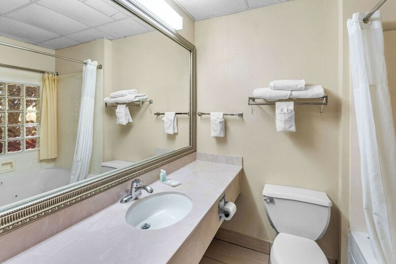 Hotel Clarion Inn & Suites Northwest