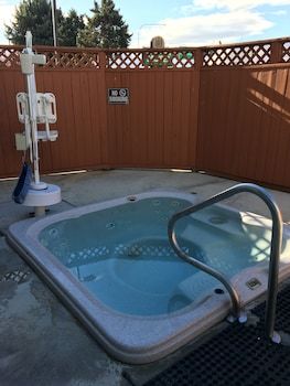 Hotel Cedars Inn
