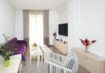 Hotel Capital Coast Resort & Spa
