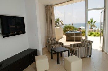 Hotel Capital Coast Resort & Spa