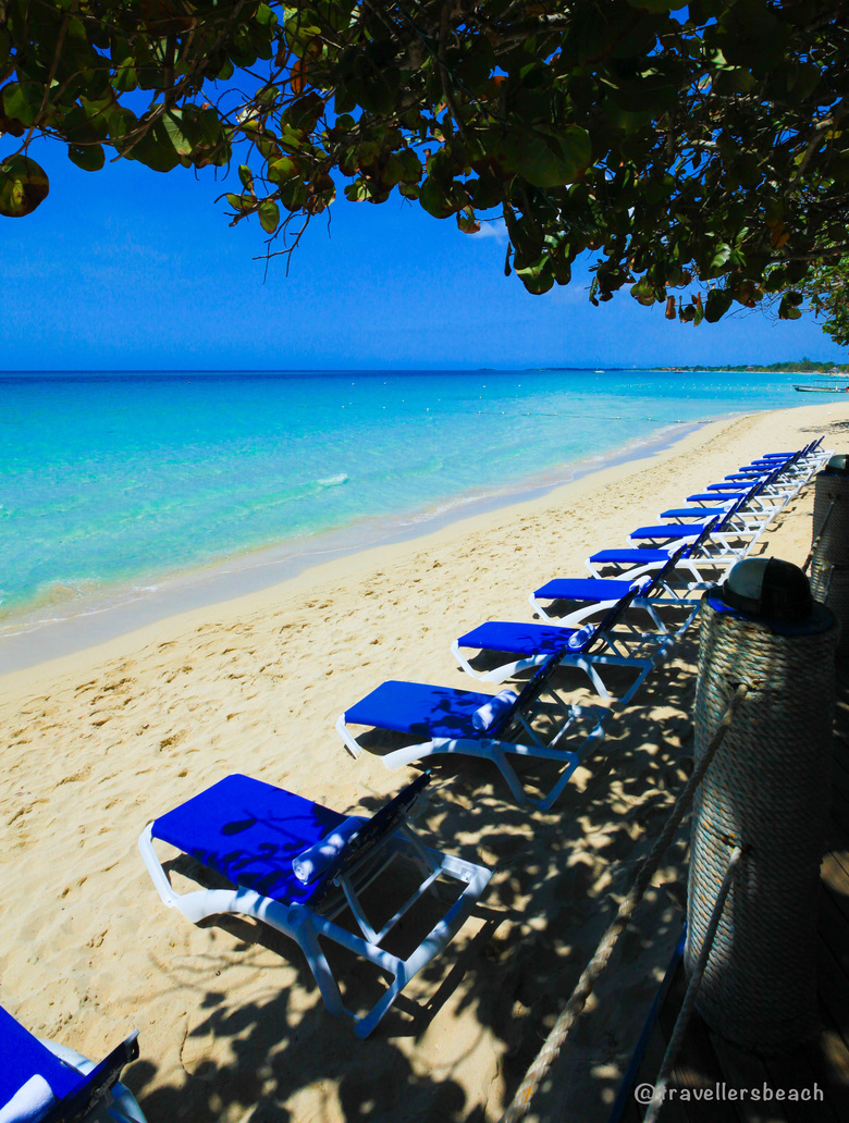 Hotel Travellers Beach Resort