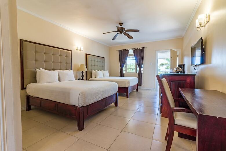 Hotel Travellers Beach Resort