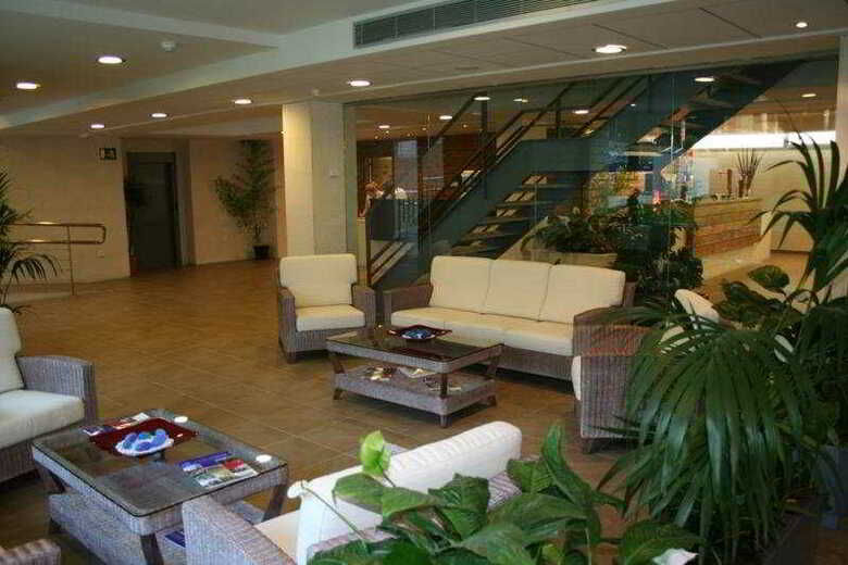 Apartamentos Leo Islamar