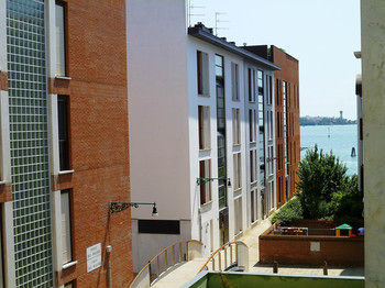Venicein Apartments