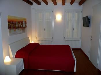 Venicein Apartments