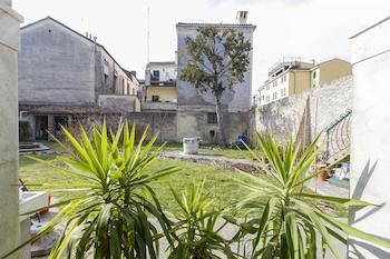 Venicein Apartments