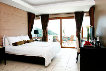 Hotel 8 Suites By Fat Jimmy's