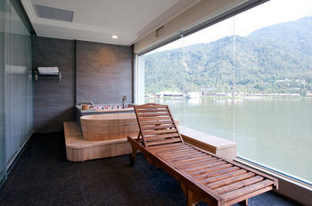 Lakeside Resort Hotel