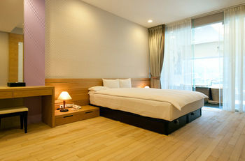 Lakeside Resort Hotel