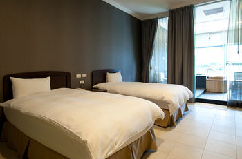 Lakeside Resort Hotel