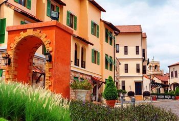 Hotel Town Square Suites By Toscana Valley