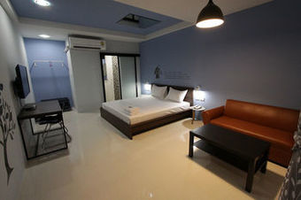 Eazy Motel B.a.n.g.n.a