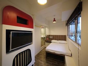 Panda's Hostel - Hot Dog Bus