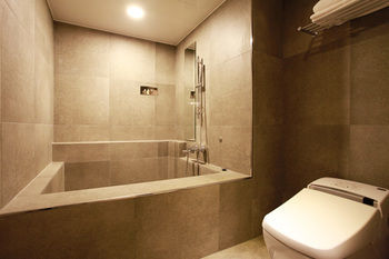 H Avenue Hotel