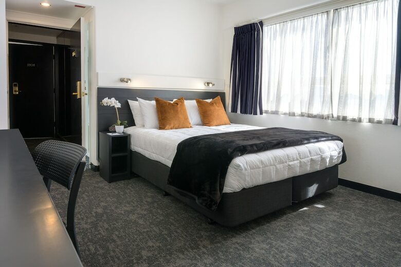 Bay Plaza Hotel