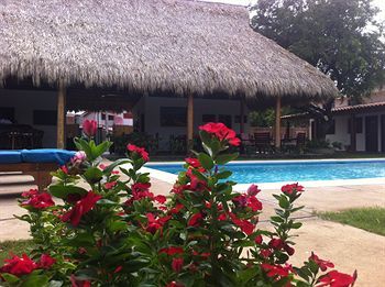 Machele' S Place Beachside Hotel & Pool