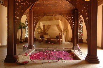 Hotel Breezes Beach Club & Spa