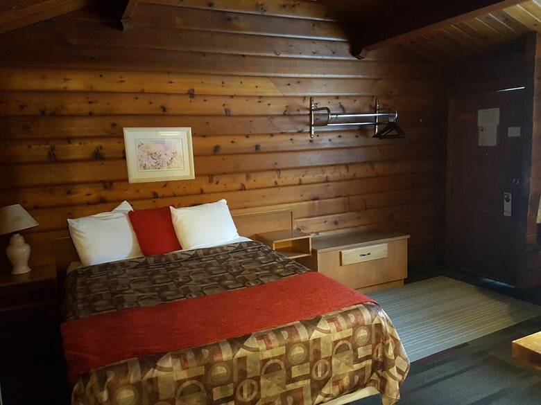 Hotel Rundle Mountain Lodge
