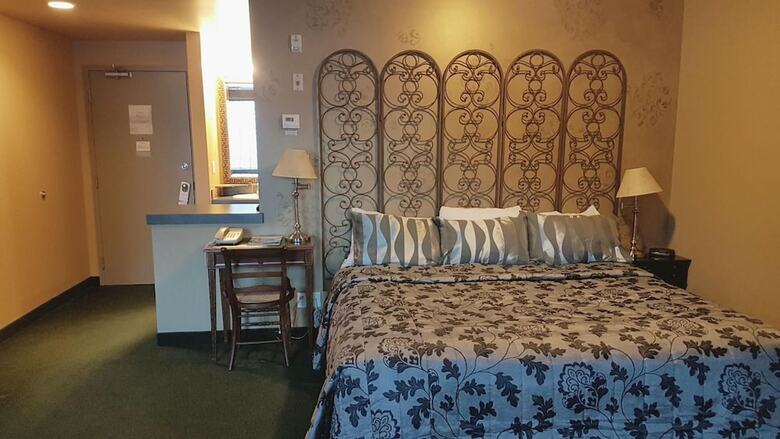 Hotel Rundle Mountain Lodge