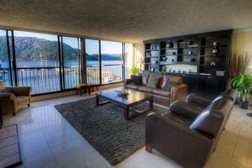 Hotel Oceanfront Suites At Cowichan Bay