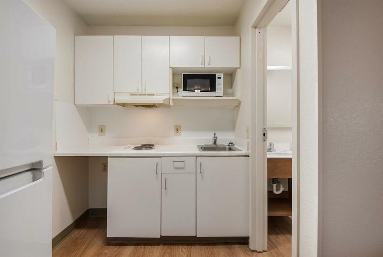 Hotel Crossland Economy Studios - Fresno West