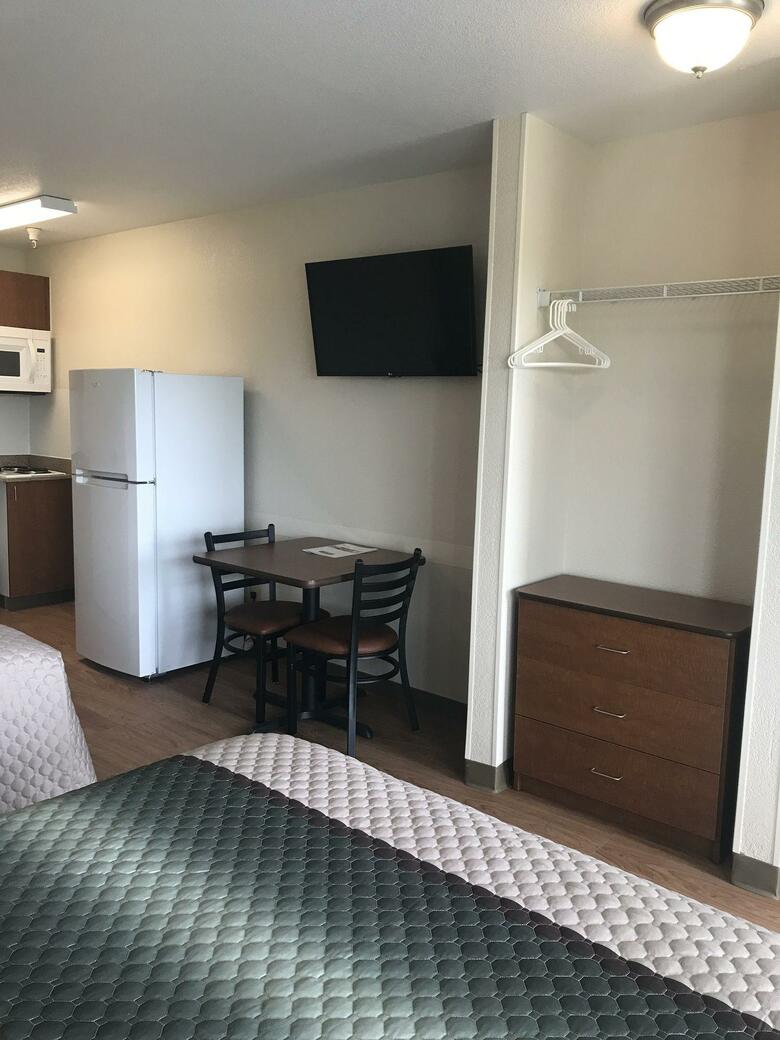 Hotel Crossland Economy Studios - Fresno West