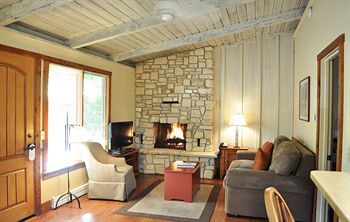 Hotel Carmel Valley Lodge And Resort