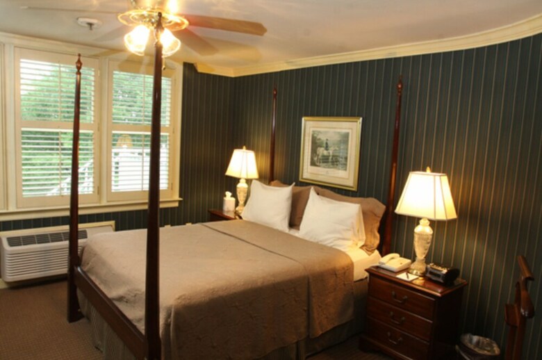 Bed & Breakfast 1842 Inn