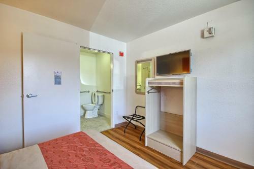 Motel 6 Tulare