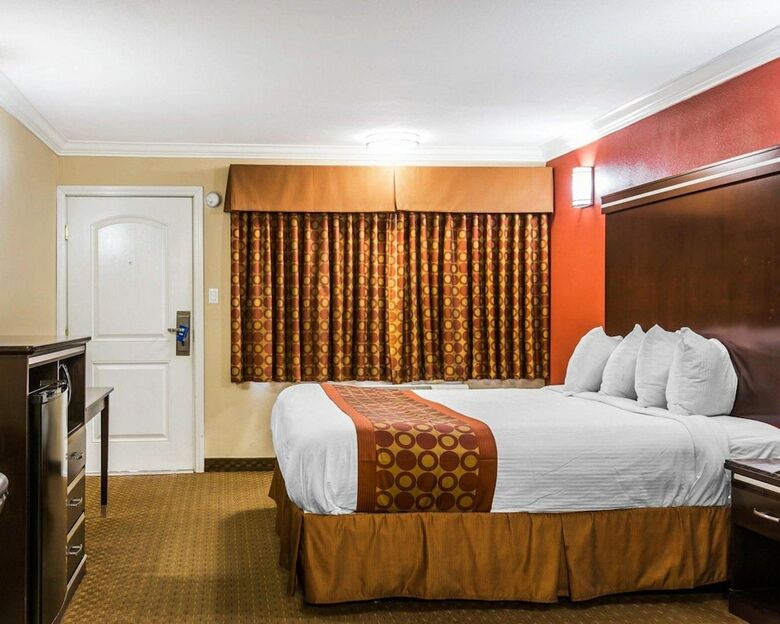 Motel Rodeway Inn & Suites
