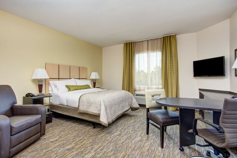 Hotel Candlewood Suites Cut Off