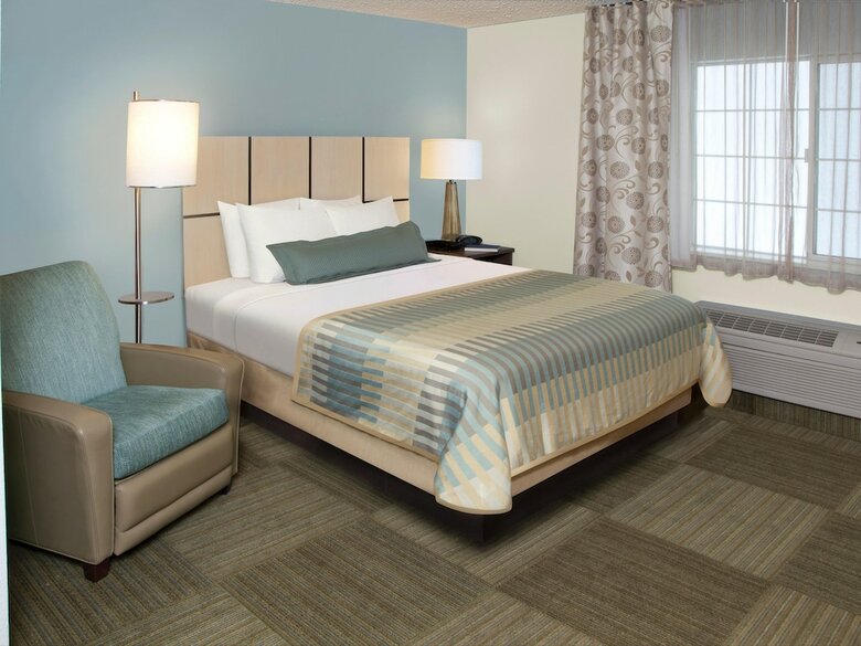 Hotel Candlewood Suites Cut Off