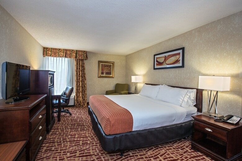 Hotel Holiday Inn Express Suites