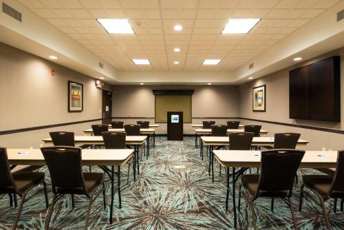 Holiday Inn Express Hotel & Suites Butte
