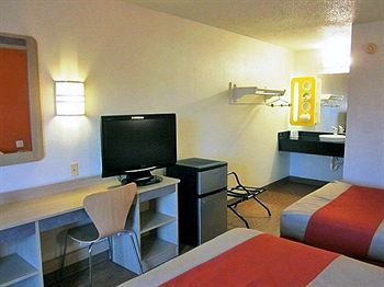 Motel 6 Detroit - East Warren