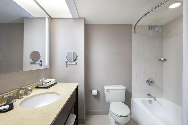 Sheraton Edison Hotel