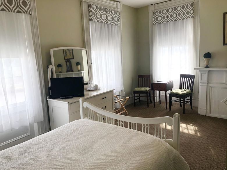 Bed & Breakfast Rogues' Harbor Inn