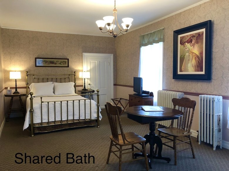 Bed & Breakfast Rogues' Harbor Inn