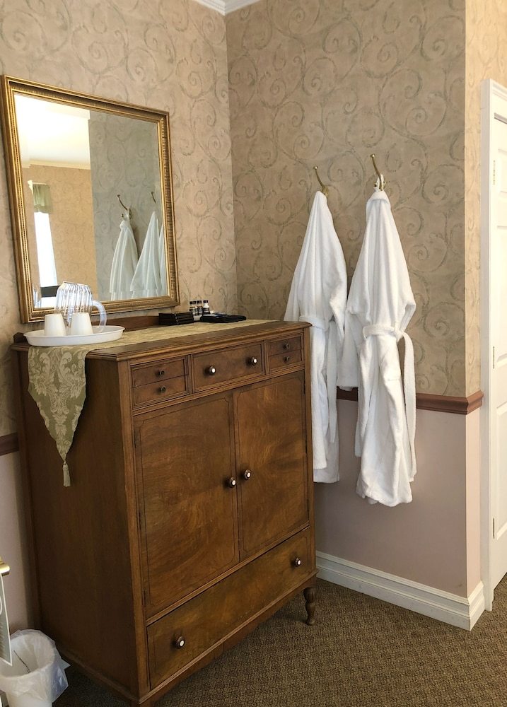 Bed & Breakfast Rogues' Harbor Inn