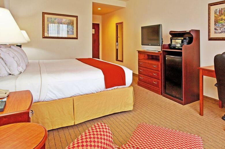 Holiday Inn Express Hotel & Suites Dyersburg