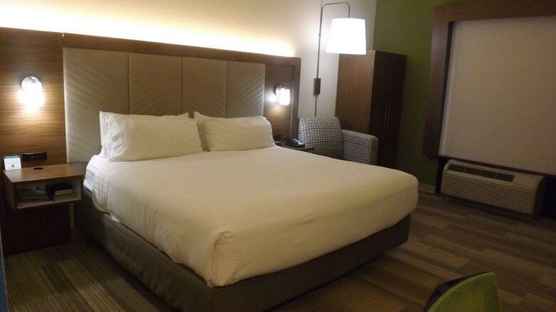 Holiday Inn Express Hotel & Suites Dyersburg