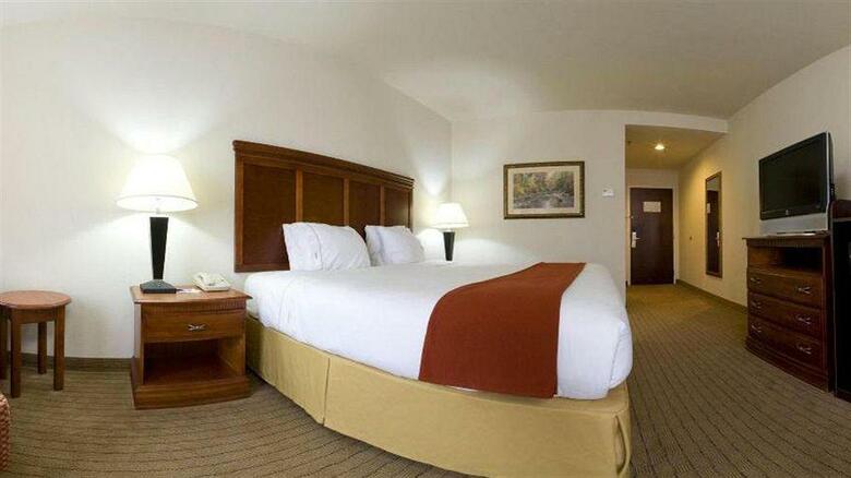 Holiday Inn Express Hotel & Suites Dyersburg