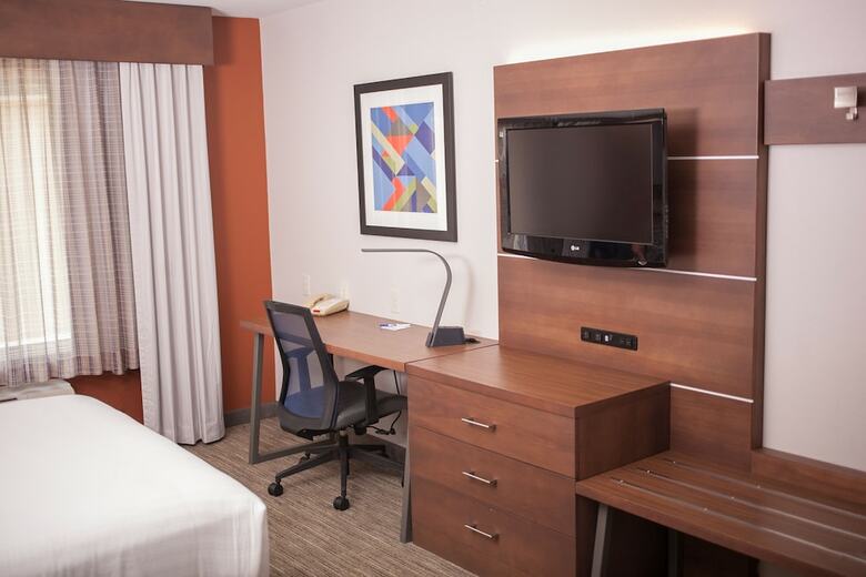 Holiday Inn Express Hotel & Suites