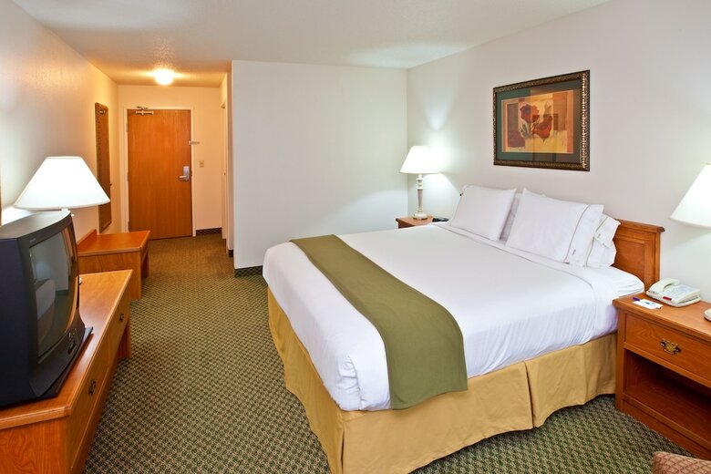 Holiday Inn Express Hotel & Suites