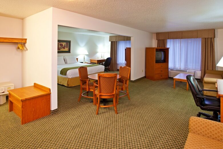 Holiday Inn Express Hotel & Suites