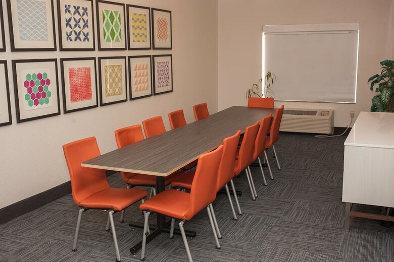 Holiday Inn Express Hotel & Suites