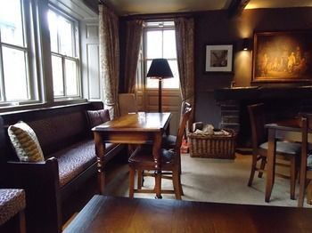 Hostal White Lion Hotel
