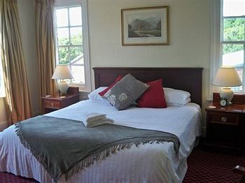 Hostal Nelson & Railway Inn